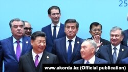 Nazarbayev (sağda) Pekində Çin Prezidenti Xi Jinping ilə