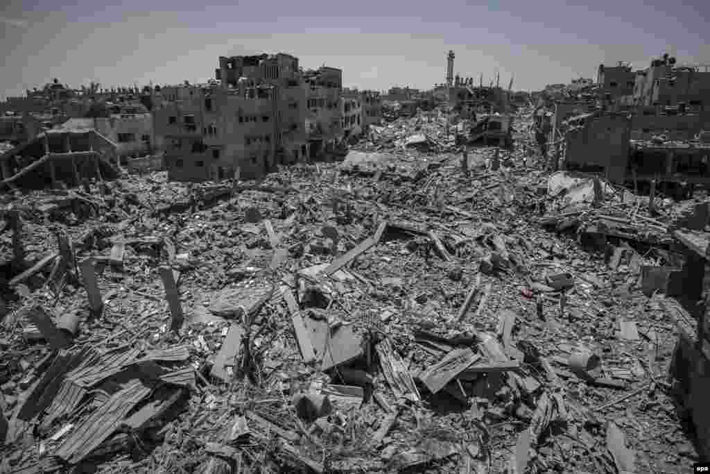 Buildings reduced to rubble by Israeli attacks are seen in the Shuja'iyya neighborhood of Gaza City during a temporary cease-fire on July 26. (Oliver Weiken, epa)