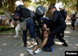 Поліція розганяє і затримує нападників на геїв