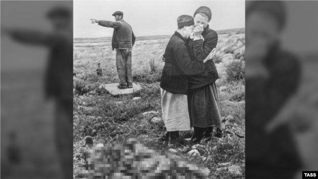 Севастопольцы у тел близких, найденных после освобождения города, май 1944 года