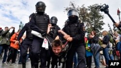 Московската полиция задържа над 800 демонстранти