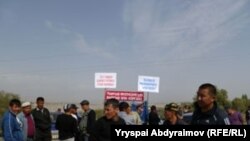 Айыпталып жаткан милиция кызматкерлеринин жакындары алардын бошотулушун талап кылып, буга чейин Ош-Бишкек жолун тоскон. Базар-Коргон, 2011-жылдын 6-октябры.