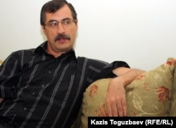 Евгений Жовтис у себя дома спустя почти два месяца после выхода из тюрьмы. Алматы, 11 апреля 2012 года.