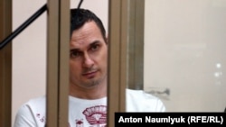 Олег Сенцов на скамье подсудимых в российском суде 