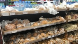 Прилавок с хлебобулочными изделиями в торговой сети «Корзина»