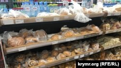 "Korzina" tükânında ötmek rafları