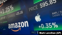 Simboli Amazona i Applea na displeju njujorške berze NASDAQ.
