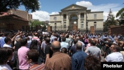 Armenia - A protest outside the presidential palace in Yerevan against the violent death of military doctor Vahe Avetian, 1Jul2012.