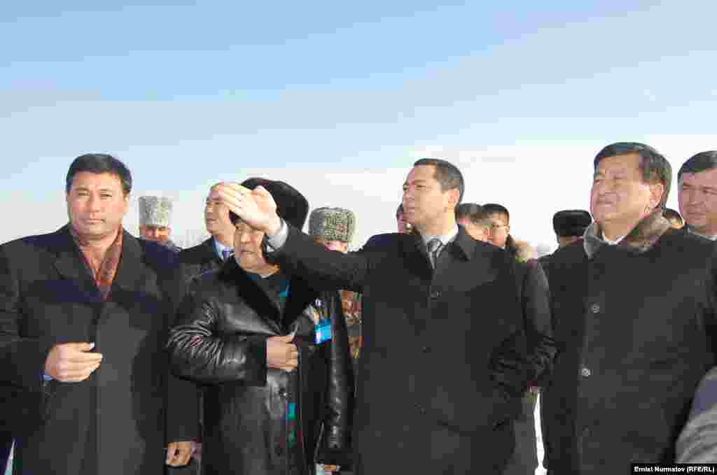 Правительственная делегация во главе с Омурбеком Бабановым в ошском аэропорту. 