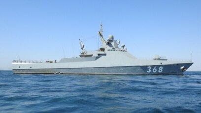Товарен кораб плава в Черно море Руски военен кораб обаче