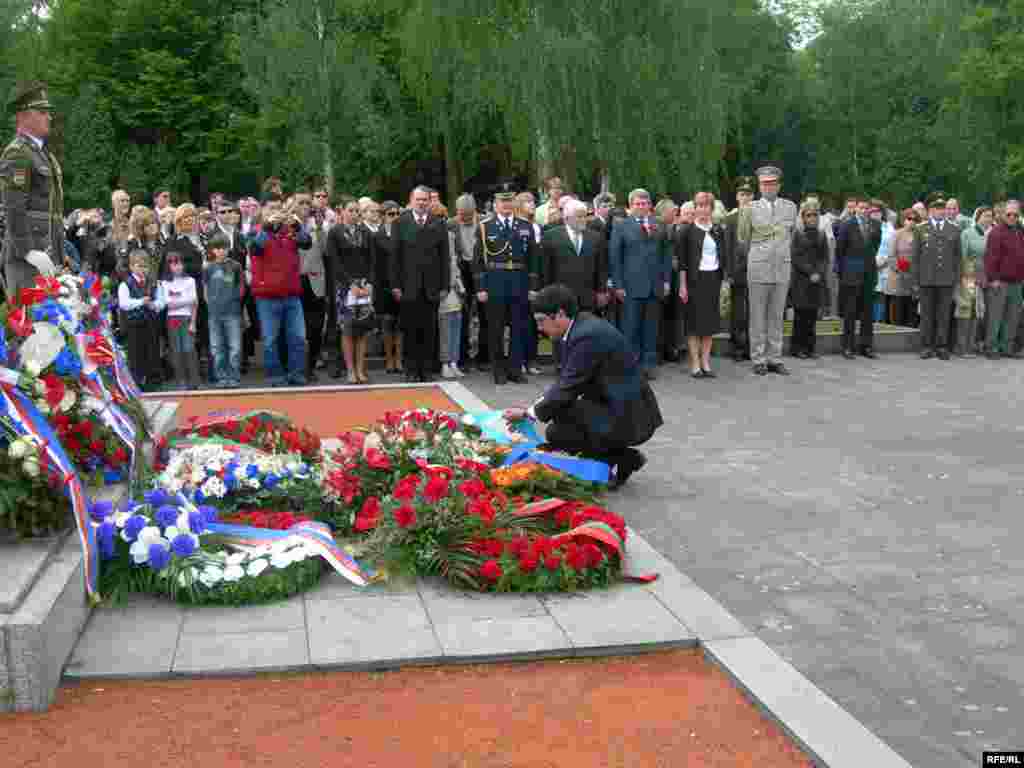 In Prague, Kazakh Ambassador Anarbek Karashev attended a solemn remembrance. - Қазақстан - Прагада 9 мамырдың аталып өтілуі, Чех республикасындағы Қазақстан елшісі Анарбек Қарашев совет жауынгері ескерткішіне гүл шоқтарын қойды. Прага, 9 мамыр, 2009 жыл.