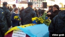 Днепропетровск. Гроб с телом солдата, погибшего под Иловайском