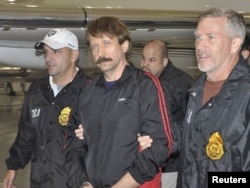 Виктор Бут в сопровождении агентов американского Агентства по борьбе с наркотиками (DEA) после прибытрия в США в ноябре 2010 года