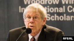 Ross Johnson during a presentation at the Woodrow Wilson International Center for Scholars in Washington (October 2006)