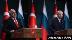 Раиси ҷумҳури Туркия ҳини нишасти хабарӣ бо нахуствазири Булғористон.