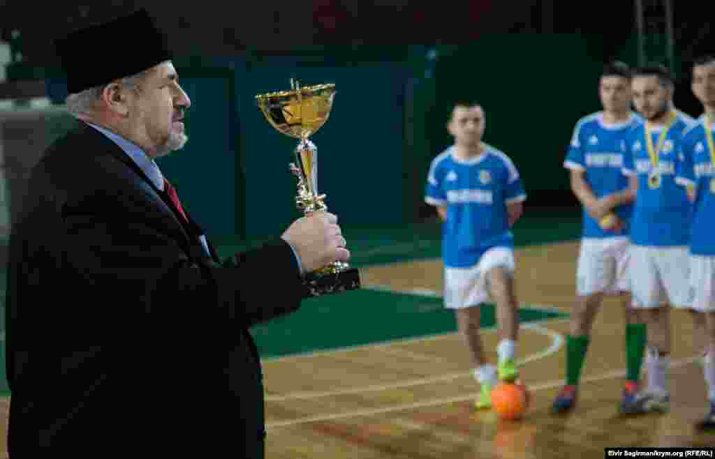 Refat Çubarov Qırımtatar Milliy Meclisiniñ kupı içün arqadaşlıq futbol matçında ğalebe qazanğanlarğa ğanimet bere, Kyiv, 2016 senesi fevralniñ 13-ü