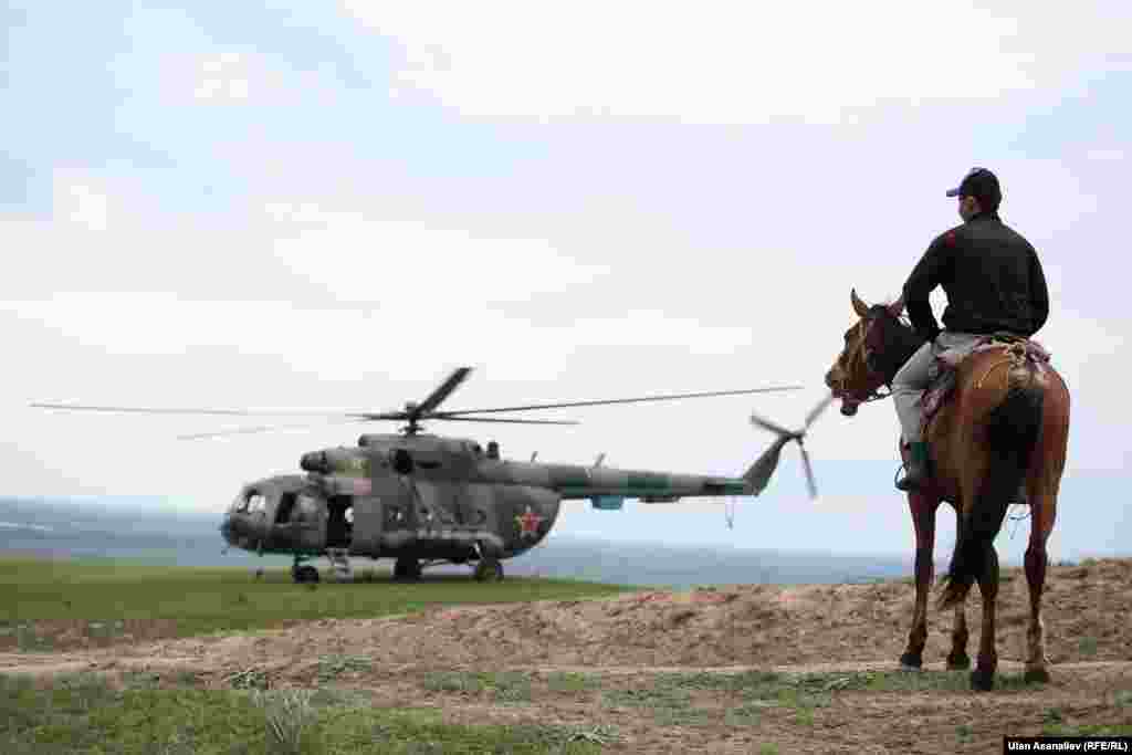 ABŞ hərbi təyyarəsi Qırğızıstanda qəzaya uğrayıb. Bu foto axtarış zamanı çəkilib - 3 may 2013