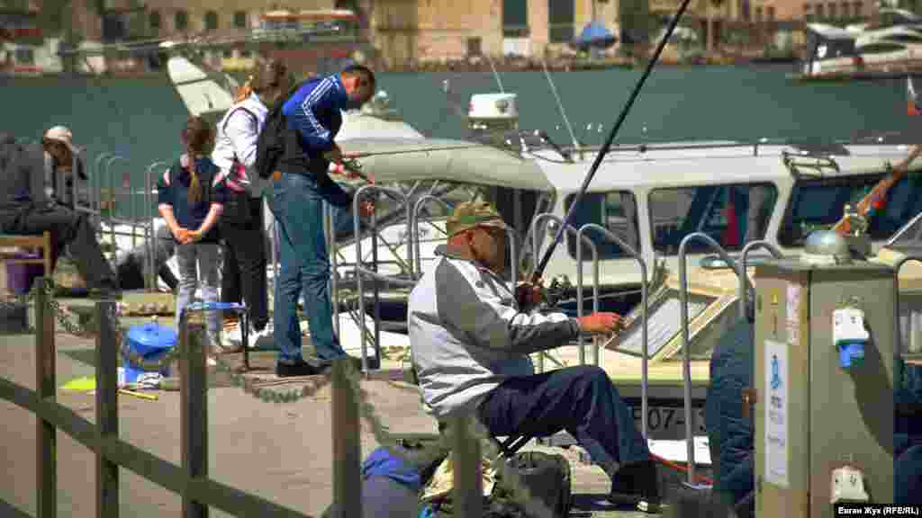 С&nbsp;12 мая разрешена рыбалка, поэтому рыбаки удят рыбу в Балаклавской бухте