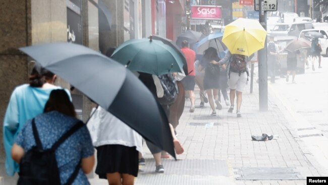 Demonstranti se pokušavaju zaštiti od suzavca, Hongkong, 27 maj 2020.