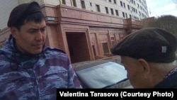 Житель села Белоусовка Восточно-Казахстанской области Владимир Тарасов (справа) выражает возмущение тем, что боец СОБРа «ходит за ним и его супругой по пятам». Астана, 19 апреля 2018 года. 