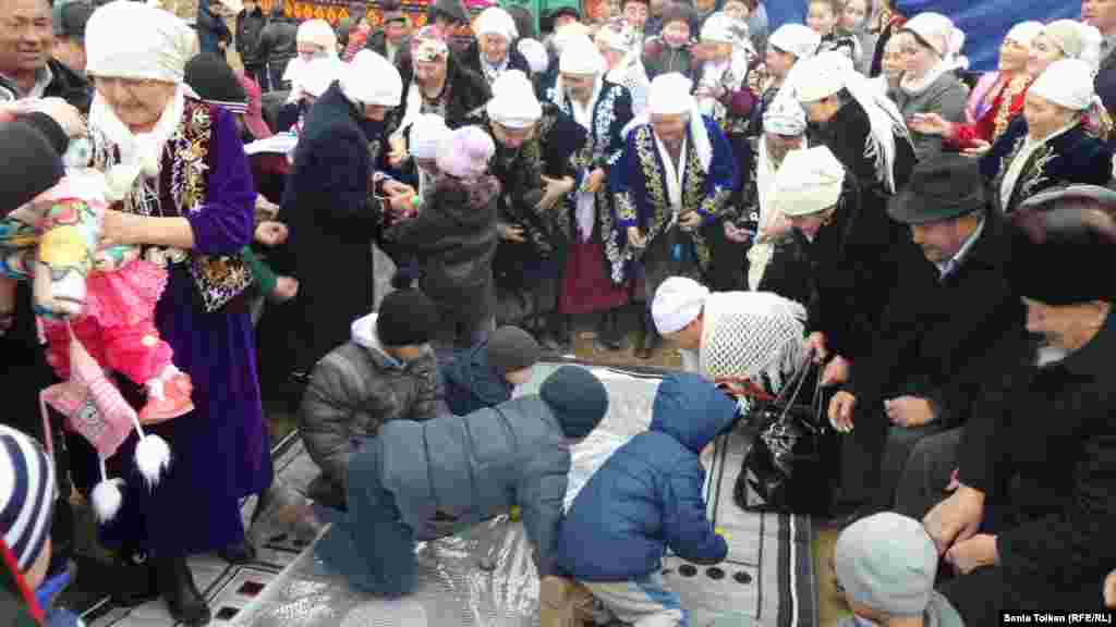 Пожилые люди присматривают за внуками.