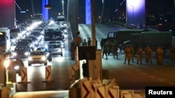 Турецкие военные заблокировали доступ к Босфорскому мосту. 16 июля 2016 года.