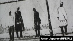 1916 жылғы көтеріліске қатысушыларды жазалаушылар дарға асып кеткен. (Қырғызстан тарихи музейіндегі экспозициядан фото)