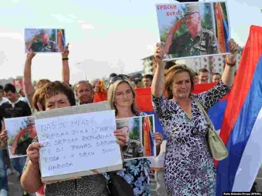 Nekoliko stotina građana Istočnog Sarajeva protestnom šetnjom izrazilo je nezadovoljstvo hapšenjem Ratka Mladića, jednog od najtraženijih haških optuženika. 27. maj 2011.