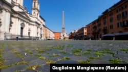 Iarba crescând printre pietre în Piazza Navona din Roma, acum pustie din cauza carantinei