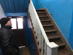 Старожил города Виктор Костюков, показывая подъезд своего старого дома с деревянными лестницами и протекающей крышей, считает, что такие дома надо не сносить, а просто отремонтировать. Караганда, 3 марта 2020 года.