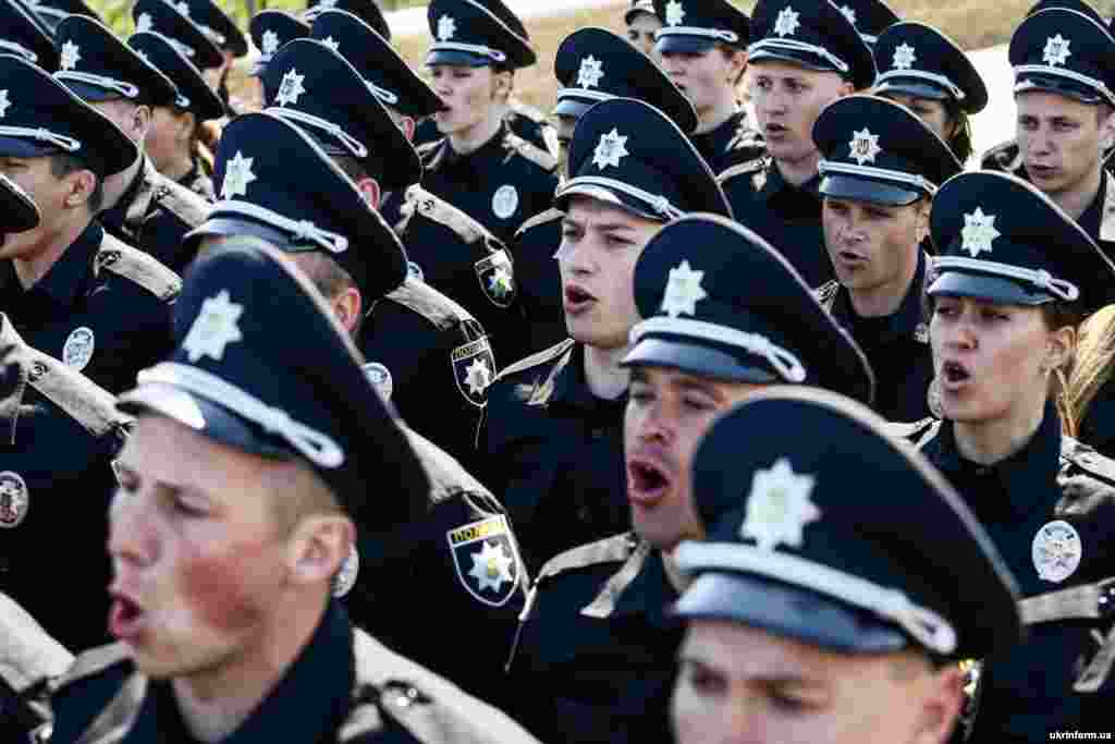На острові Хортиця склали присягу 509 патрульних поліцейських, серед яких 105 дівчат та 41 учасник АТО.&nbsp;Запоріжжя, 16 квітня 2016 року