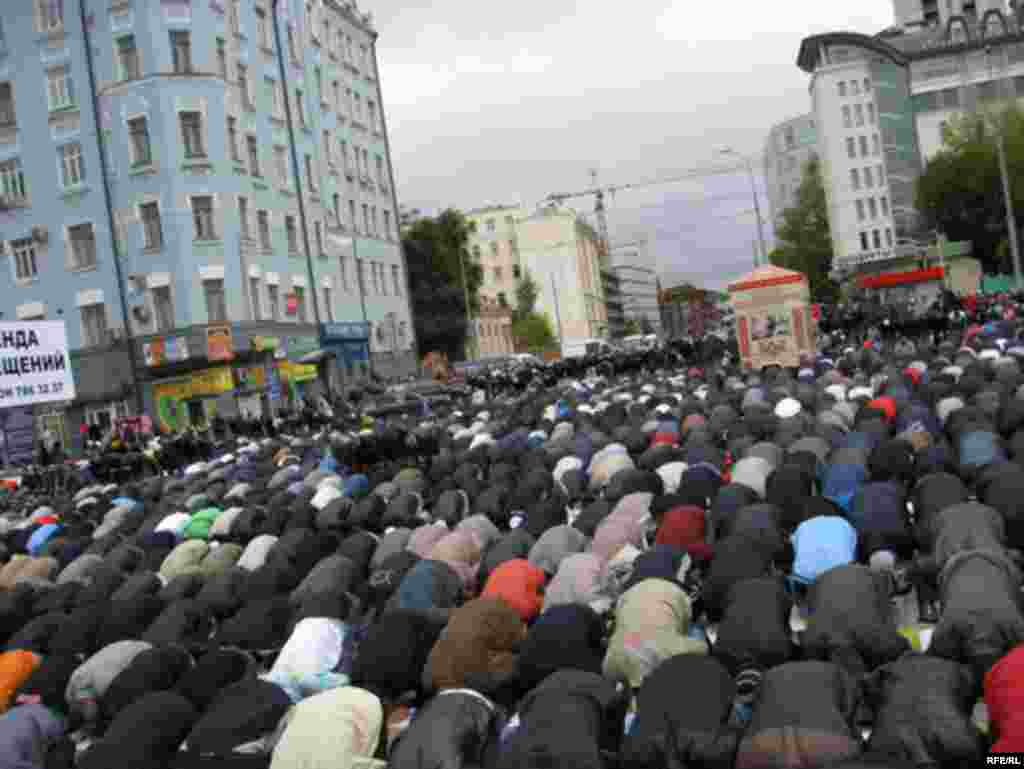 Россия. Верующие молятся у центральной мечети в Москве