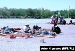 Бастующие нефтяники компании «Озенмунайгаз» на городской площади. Жанаозен, 1 сентября 2011 года.