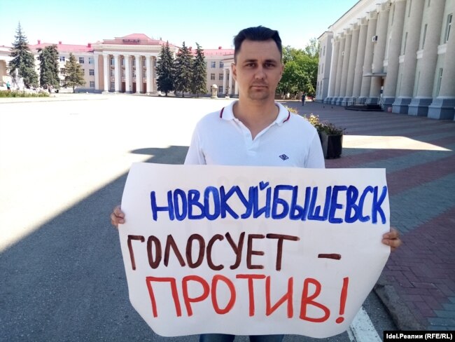 Mihail Abdalkin politikai karriert futott be azzal, hogy nyilvános tiltakozó akciókkal próbált beszólni azoknak a politikusoknak, akik szerinte közömbösek a választóik helyzete iránt