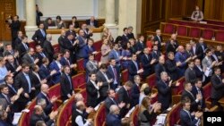 Украинские депутаты аплодируют после принятия закона, отменяющего внеблоковый статус страны. Киев, 23 декабря 2014 года.
