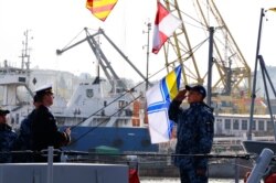 Прапор на «Слов’янську» підіймає його командир, старший лейтенант Дамир Аулін. Перед цим він командував бронекатером «Вишгород». 13 листопада 2019 року