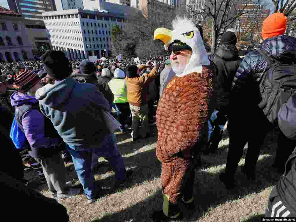 США, 20 січня: одягнений у костюм білоголового орлана чоловік на мітингу за право на зброю в Річмонді, штат Вірджинія. У той же день аналіз 35-річного чоловіка, який повернувся до Сполучених Штатів із Уханя, дав позитивний результат на COVID-19. Із того часу вірус забрав понад 4&nbsp;700 життів у США