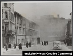 Дим від пожежі в Бригідках на вулиці Казимирівській (тепер Городоцькій)