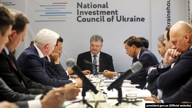Президент України Петро Порошенко (посередині) на засіданні Національної інвестиційної ради. Давос, 23 січня 2019 року