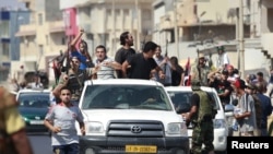 Ликующие ливийские повстанцы в Триполи