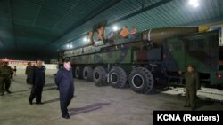 Лидеру Северной Кореи Ким Чен Ыну демонстрируют межконтинентальную баллистическую ракету. Фото опубликовано центральным телеграфным агентством Северной Кореи 5 июля 2017 года.