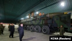 Sjevernokorejski vođa Kim Jong Un u obilasku skladišta raketa