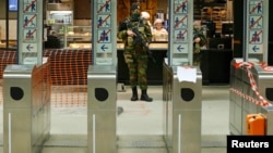 Бельгійський солдат чергує на станції метро в Брюсселі, 25 листопада 2015 року