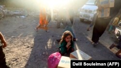 4 август 2017, Сирия. Вътрешно преместено дете пред кутия с хуманитарна помощ, предоставена от УНИЦЕФ.