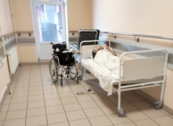 Больной в коридоре Покровской больницы Санкт-Петербурга
