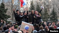 Павел Губарев (второй справа) во время пророссийской демонстрации в Донецке, 5 марта 2014 года
