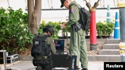 Офіцери-мінери досліджують один із пристроїв, що вибухнув, у Бангкоку, 2 серпня 2019 року