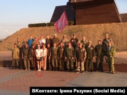 Ірина Резуник з членами «кримської самооборони». Фото зі сторінки Ірини Резуник «Вконтактe» (нині вже недоступне)