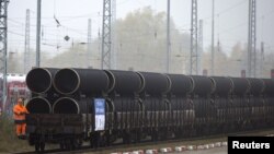Трубы для "Северного потока - 2" доставляются железной дорогой в логистический центр на немецком острове Рюген в Балтийском море. Март 2017 года.