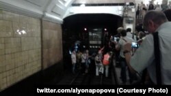 Люди выходят из тоннеля на станции "Библиотека имени Ленина"